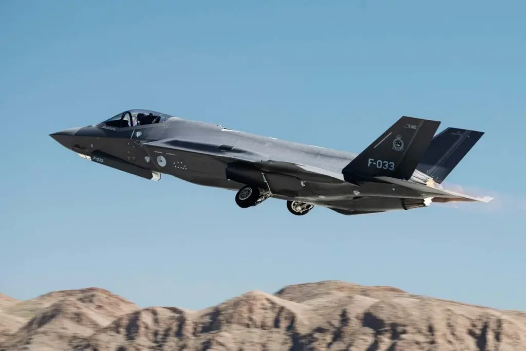 AI Reads Fighter Pilots' Brainwaves in VR to Adapt Training Difficulty