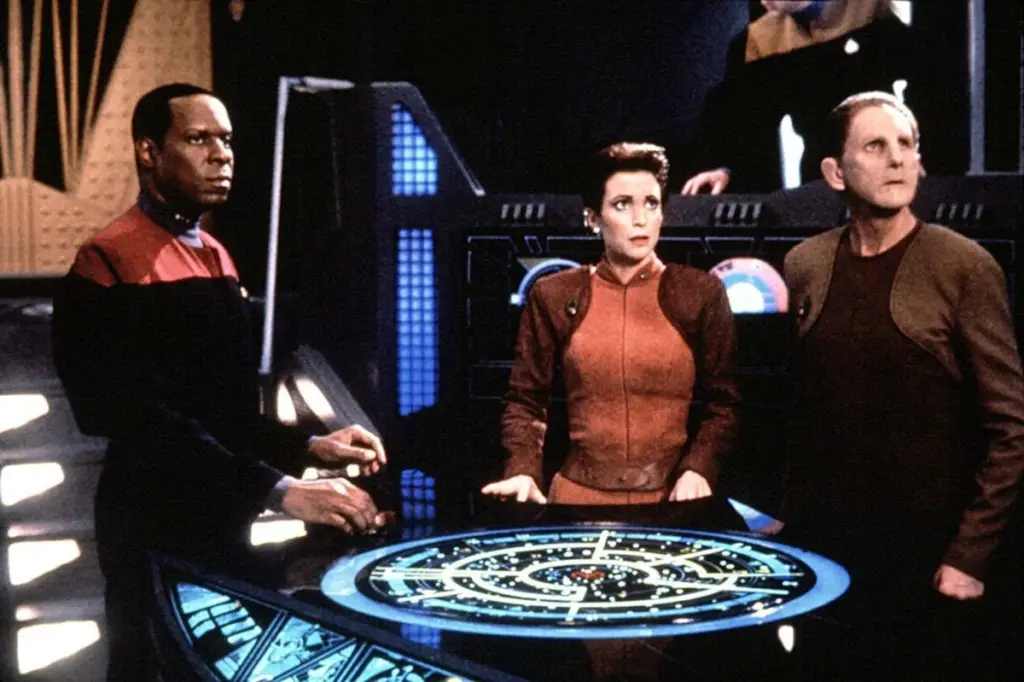 In a World of Strange Juxtapositions: American Realities and Spacefaring Dreams