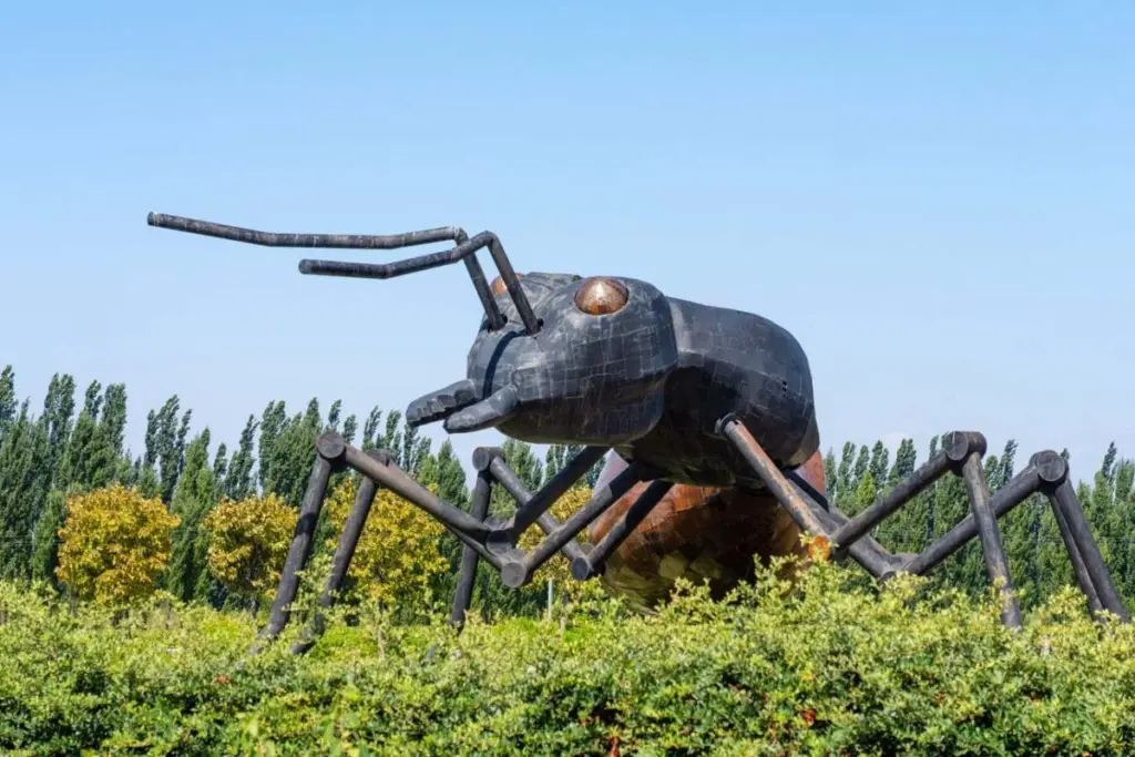 Pollution's Invisible Impact: How Urban Air Disrupts Ant Societies