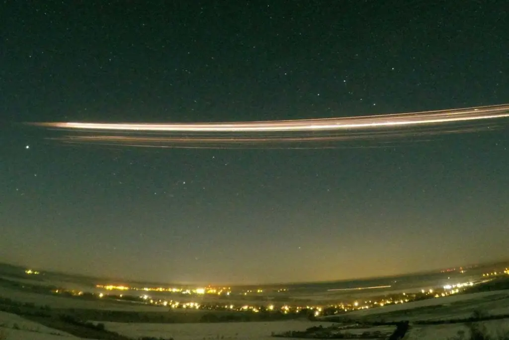 Spacecraft Re-entry Leaves Metallic Pollution Trail Over Europe