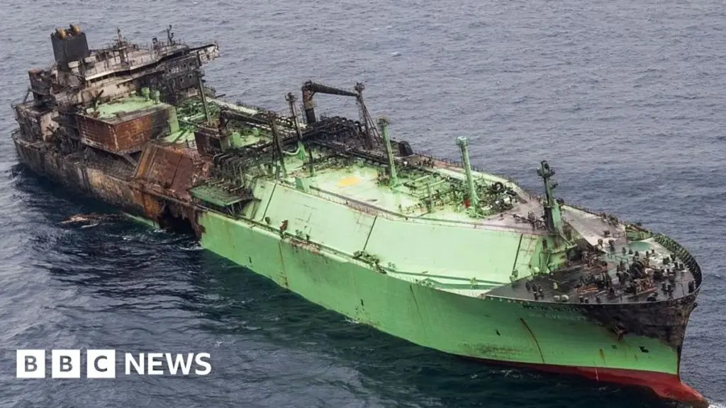 Threat of Explosion: Stricken Russian LNG Tanker Drifts Uncontrolled in Mediterranean