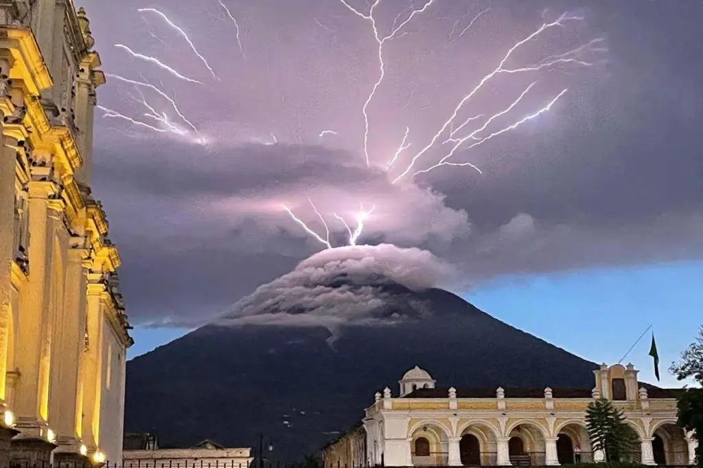 Volcanic Lightning's Charge Mystery Solved by Carbon Contamination